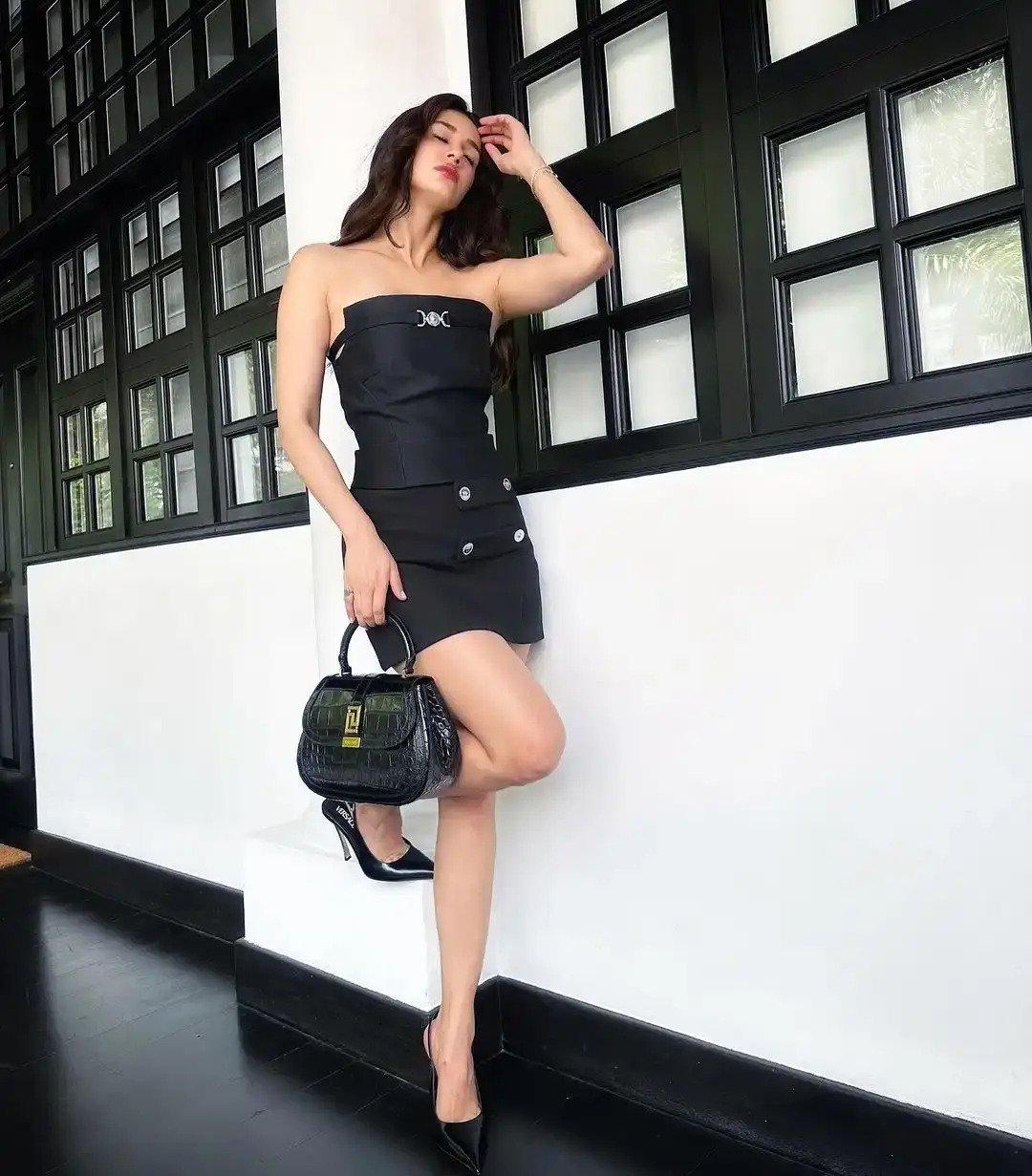 MUMBAI GIRL DISHA PATANI LONG LEGS SHOW IN MINI BLACK SKIRT 5